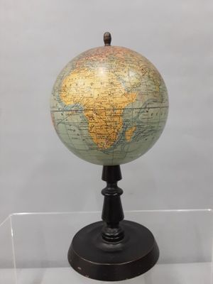 un petit globe posé sur un socle