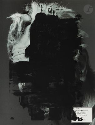 photographie en noir et blanc d'une femme avec un livre sur la tête