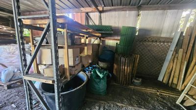 une photo d'une pièce où se trouvent de nombreux cartons et un seau