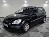 la photo d'une voiture noire garée sur un sol en damier