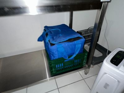 un sac bleu posé sur une étagère dans une cuisine