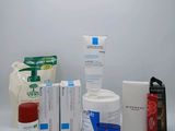 de nombreux types de produits de soins de la peau sur la table