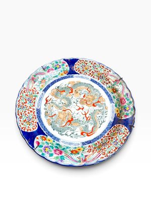une image représentant une assiette ornée d'un motif de dragon