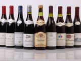 plusieurs bouteilles de vin sont alignées sur une table