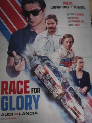 L'affiche du film « Race for Glory » est posée sur une table