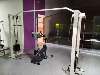une salle de sport équipée d'un vélo d'appartement et d'autres appareils