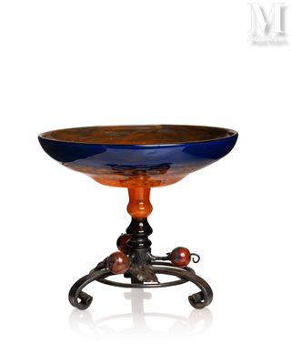 un bol bleu et orange posé sur un socle, sur fond blanc