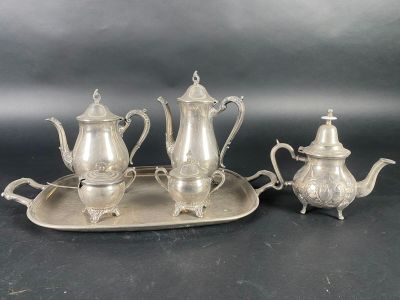 Un service à thé et café, avec plateau en métal argenté étra…