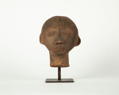 Tête présentent un jeune dignitaire, les yeux mi-clos lui co…