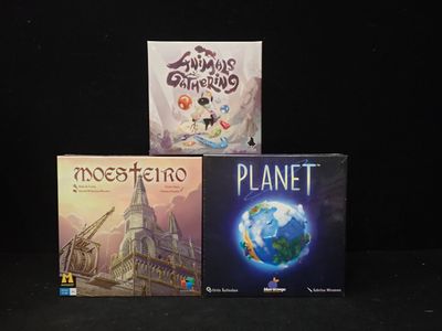 trois livres posés sur une surface noire