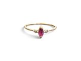 une bague en or sertie d'un rubis et de deux diamants