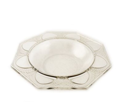 une assiette en argent ornée d'un motif décoratif