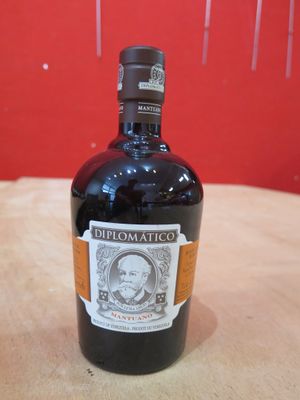 une bouteille de vin posée sur une table