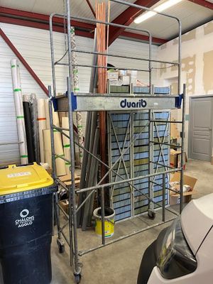 une photo d'un garage équipé d'un échafaudage
