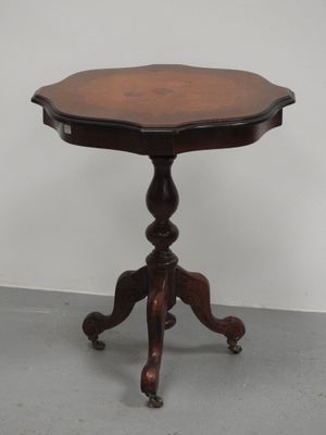 une image d'une petite table avec un plateau en bois