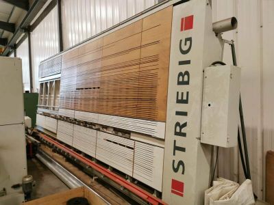 une photo d'une grande machine située dans un bâtiment