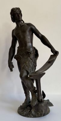 statue en bronze représentant un homme tenant un marteau et un banc