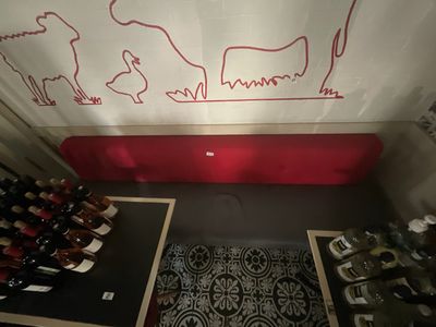 Des bouteilles de vin sont alignées sur le comptoir d'un caviste.