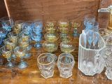 beaucoup de verres posés sur une table dans une pièce