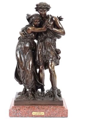 statue en bronze représentant deux femmes s'étreignant, posée sur un socle en marbre