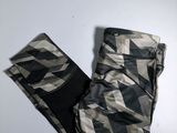 les jambières d'un pantalon de camouflage noir et blanc