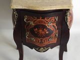 une petite table en bois avec un plateau en marbre