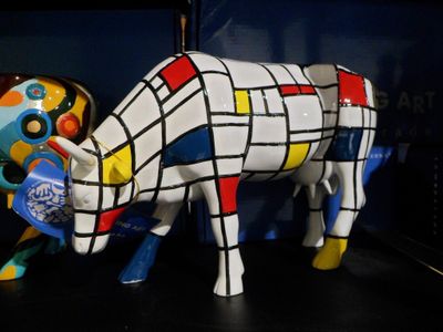 une statue de vache décorée d'un motif coloré