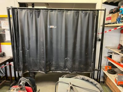 une image représentant une pièce dans laquelle se trouve un rideau