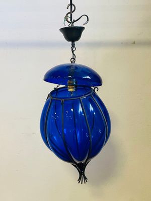 Suspension corolle à côtes en verre bleu transparent, l'arma…