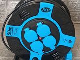 un tuyau bleu et noir posé sur un support métallique