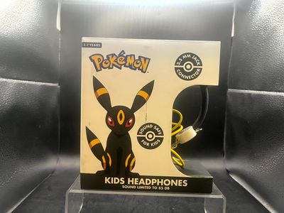 vitrine pour un magazine Pokémon avec une image de Pikachu dessus