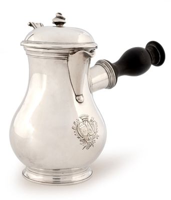 une cafetière en argent avec une poignée noire sur fond blanc