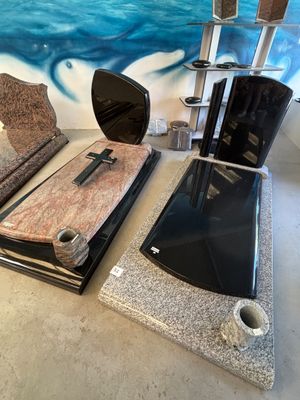 Plusieurs œuvres d'art sont exposées sur une table dans un musée