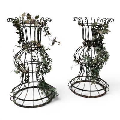 une paire de jardinières en métal ornées de vignes et de feuilles