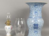 trois vases posés l'un à côté de l'autre sur une table