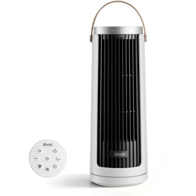 une photo d'un ventilateur sur pied blanc et noir à côté d'une télécommande