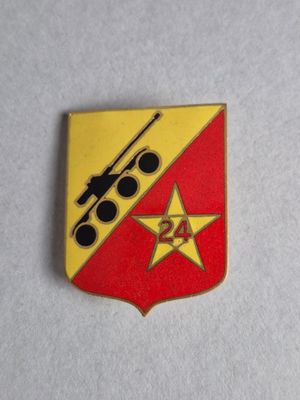 un gros plan sur un insigne rouge et jaune représentant un pistolet