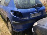 une voiture bleue garée à côté d'une voiture noire