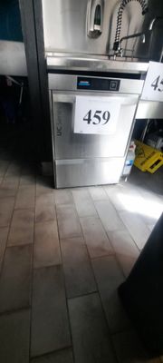 une photo d'une cuisine équipée de nombreux appareils électroménagers