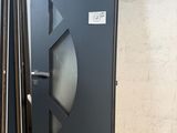 une porte ouverte dans une pièce où il y a beaucoup de bois