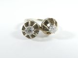 paire de boucles d'oreilles en diamant sur fond blanc