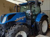 un tracteur garé dans un bâtiment
