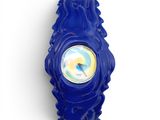 une montre bleue avec un cadran jaune sur fond blanc