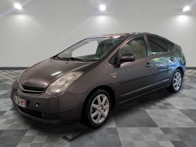 une photo d'une Toyota Prius grise garée sur un sol à damier