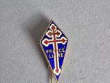 un gros plan d'une broche bleue et blanche ornée d'une croix