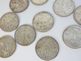 six types de pièces différents sont disposés sur une surface blanche