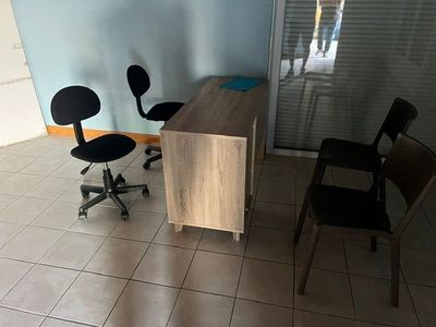 un bureau et une chaise dans une pièce aux murs bleus