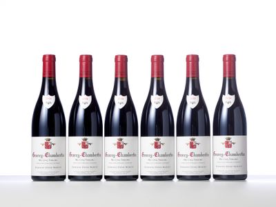 six bouteilles de vin rouge alignées