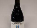 la bouteille de vin est posée sur la table, prête à être consommée