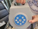 une femme qui tient un sac de voyage